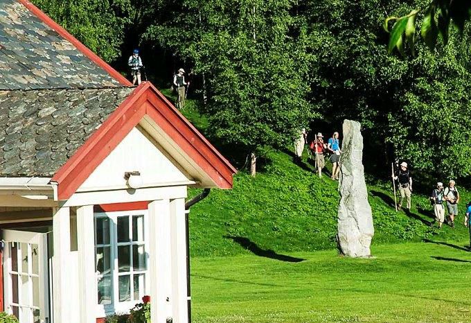 Langvandringens 15 pilegrimer ankommer i sommervarmen 03.07.2015 